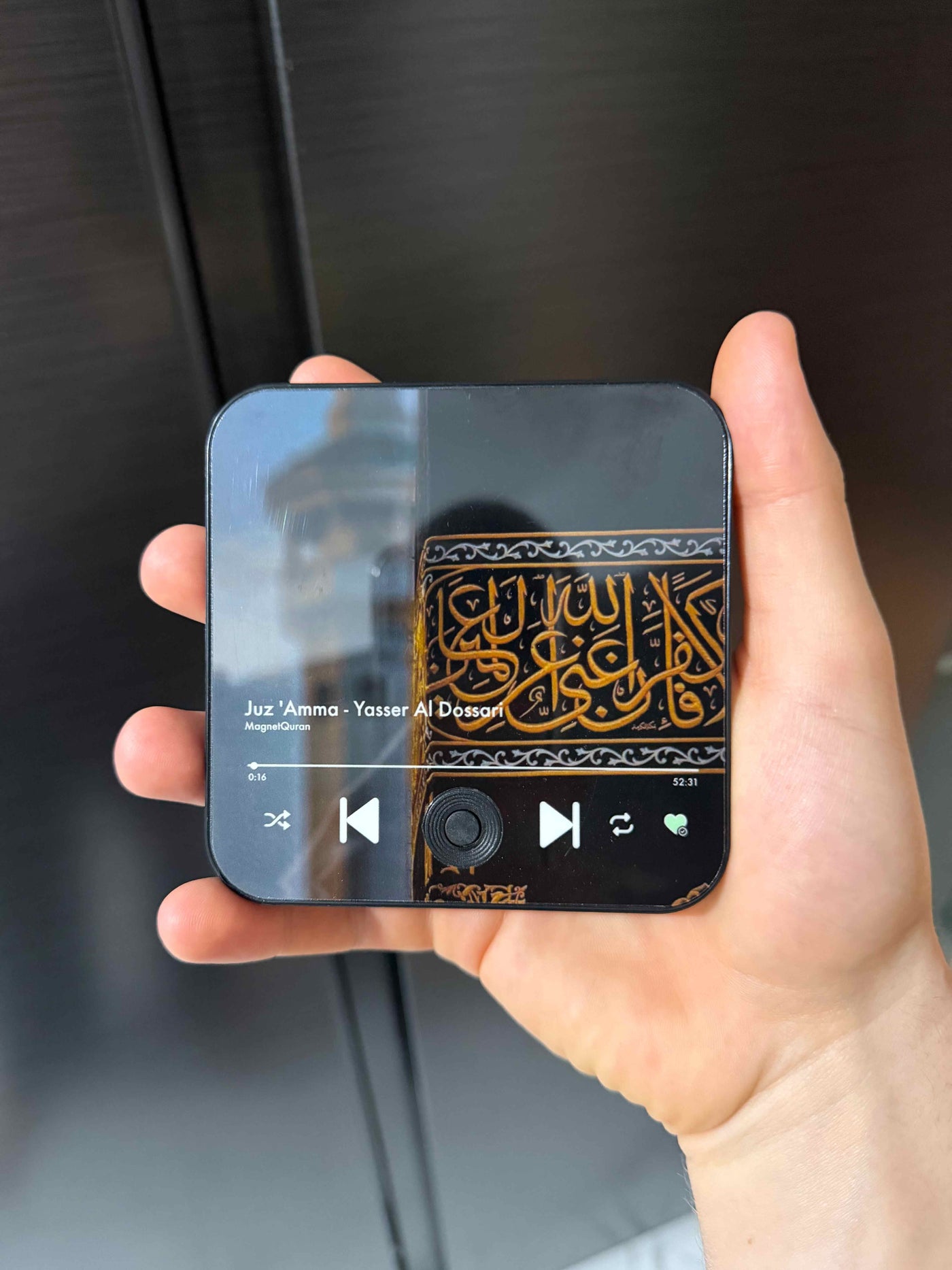 Gros plan sur le bouton central du MagnetQuran